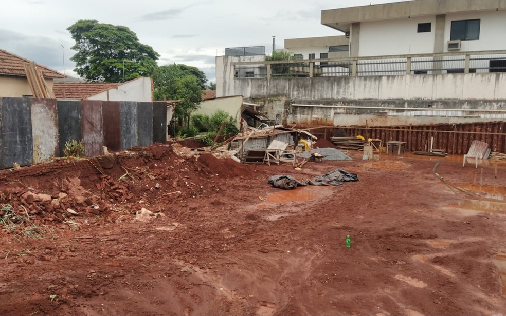 Pedreiro morre após ser soterrado por muro que desabou em obra no Centro de Alfenas, MG — Foto: Corpo de Bombeiros