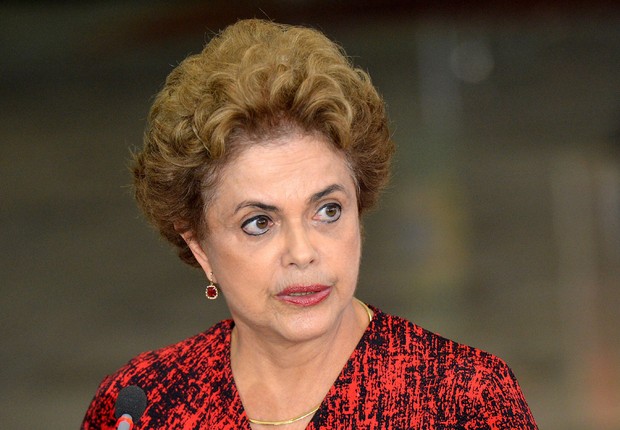 A presidente Dilma Rousseff fala a jornalistas sobre a nomeação do ex-presidente Luiz Inácio Lula da Silva para ocupar o cargo de Jaques Wagner na Casa Civil (Foto: Wilson Dias/Agência Brasil)