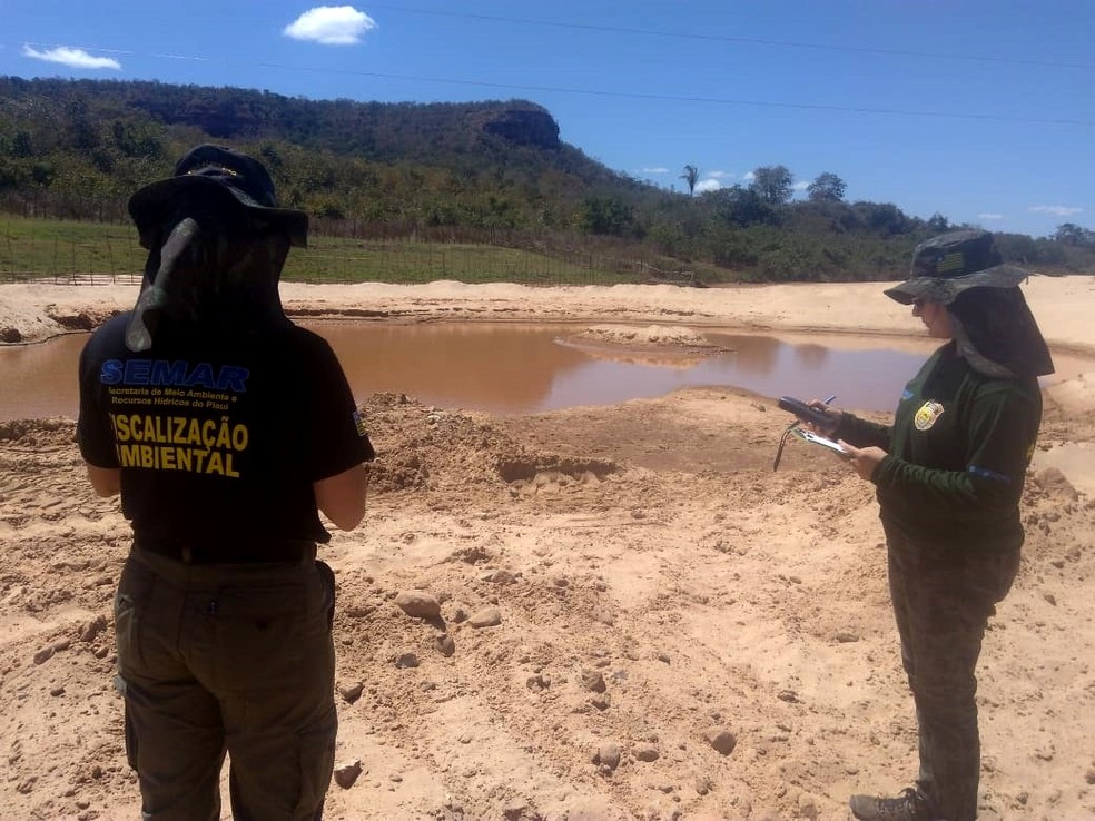 Areia era extraída ilegalmente do Rio Canindé em Amarante — Foto: Divulgação/Semar