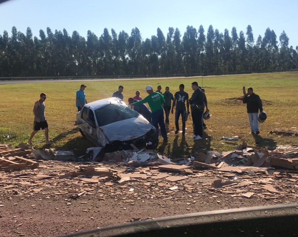 Caminhão bateu em um carro e depois tombou na via (Foto: Arquivo pessoal)