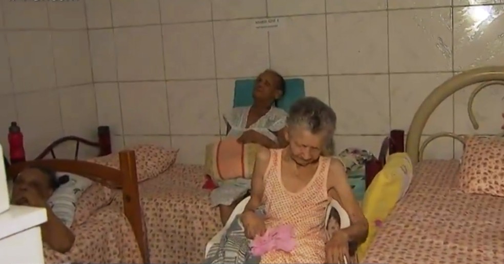 Eles precisam de fralda geriátrica, alimentos, carne, lençol, colchões, travesseiros e outros materiais — Foto: Reprodução/TV Bahia