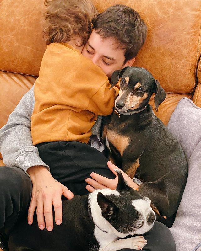 Junior Lima com o filho e pets (Foto: Instagram/ Reprodução)