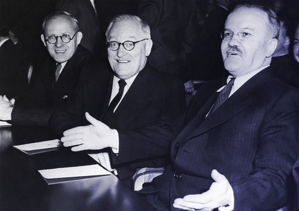 Da esquerda para a direita: Novikov, o diplomata Andrey Vyshinsky e o chanceler Vyacheslav Molotov, na ONU, em 1946 — Foto: BBC
