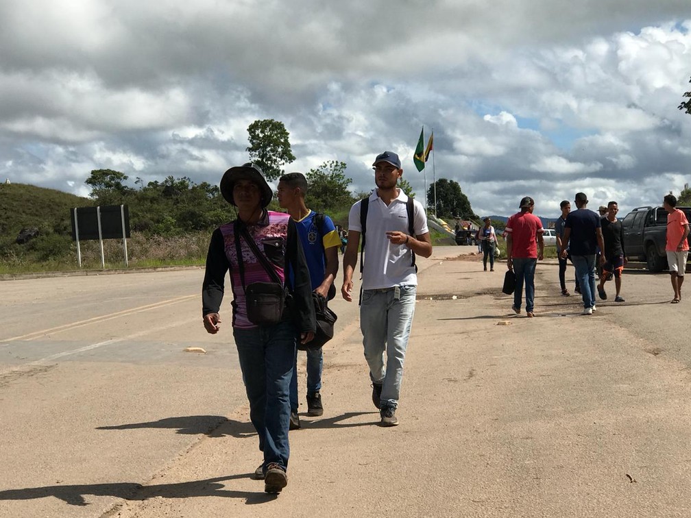 Venezuelanos cruzam a fronteira com o Brasil após decisão reabrir acesso entre os dois países (Foto: Inaê Brandão/G1 RR)