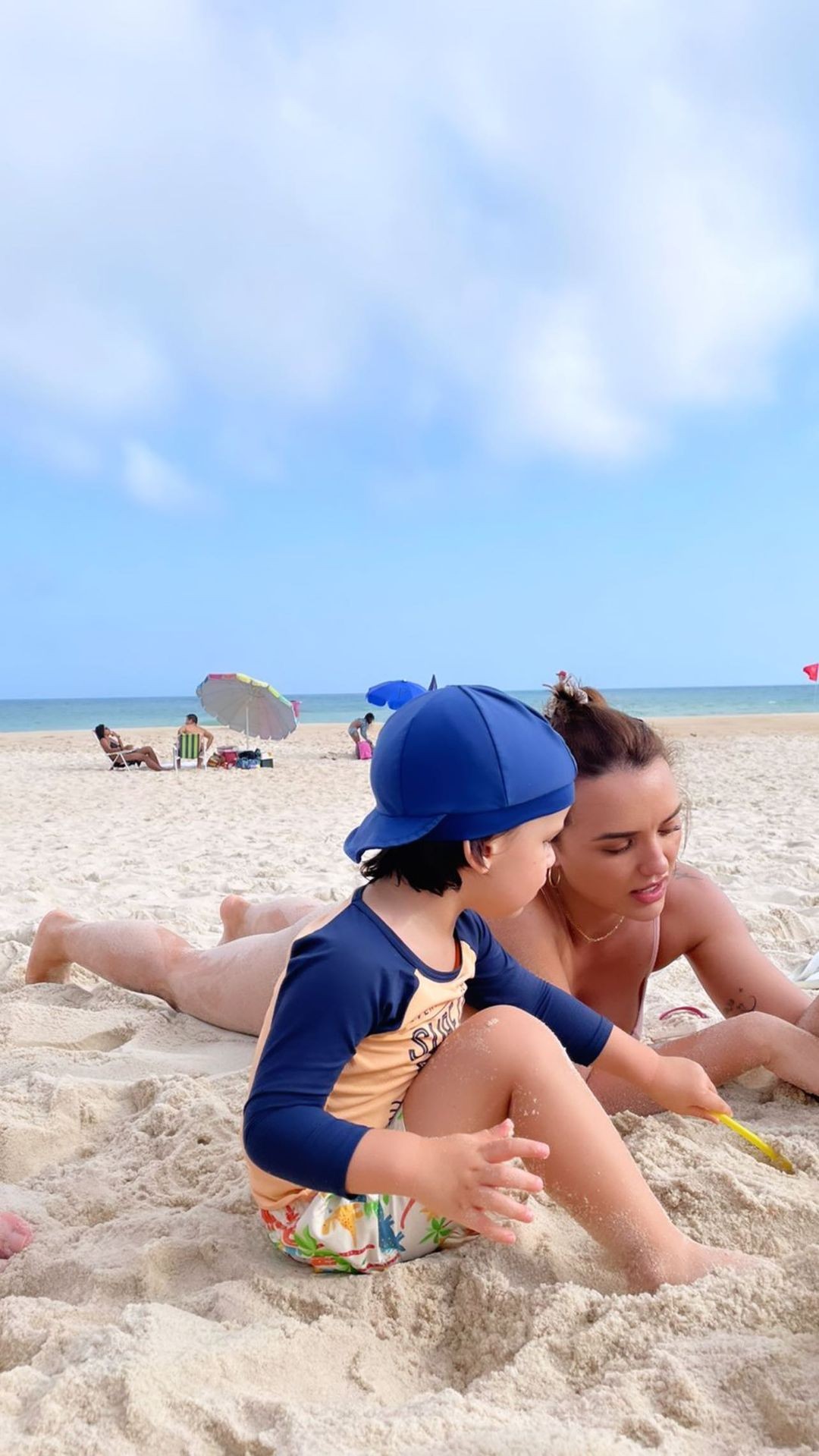 Kalimann brincando na areia com Lipe, filho de Nayara (Foto: Reprodução/Instagram)