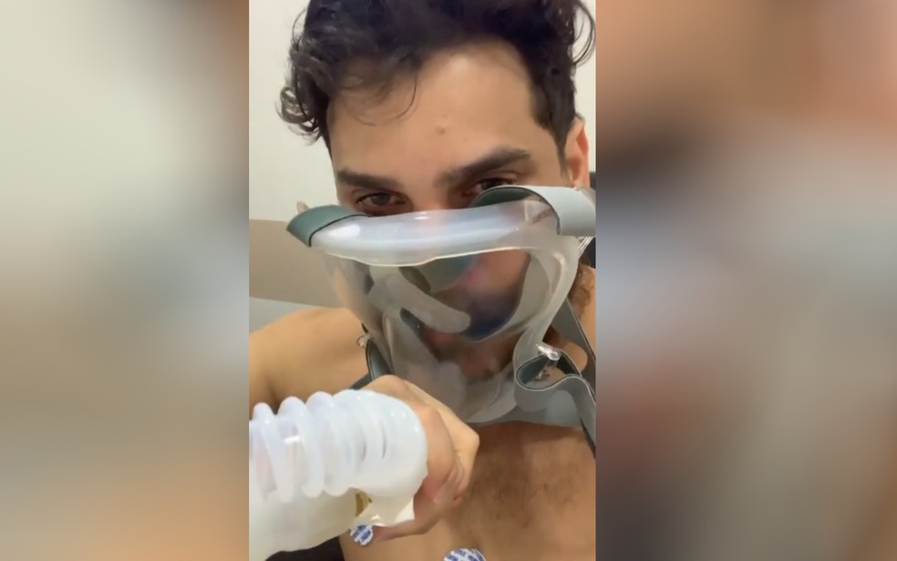 Cauan mostra máscara que usava para respirar na UTI, em Goiânia — Foto: Reprodução/Instagram