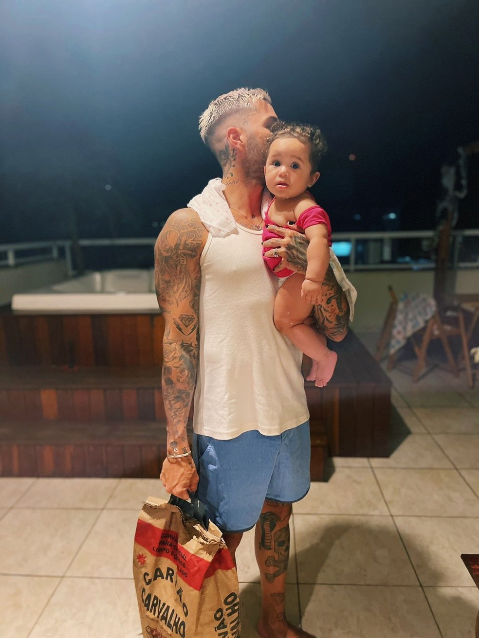 Gui Ara&uacute;jo posa com Cec&iacute;lia, filha de Karoline Lima e &Eacute;der Milit&atilde;o &mdash; Foto: Reprodu&ccedil;&atilde;o / Twitter