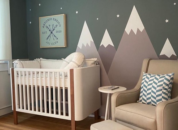 Papel de parede com desenhos de montanhas nevadas foi feito especialmente para o quarto do filho de Sthefany Brito (Foto: Reprodução/Instagram)
