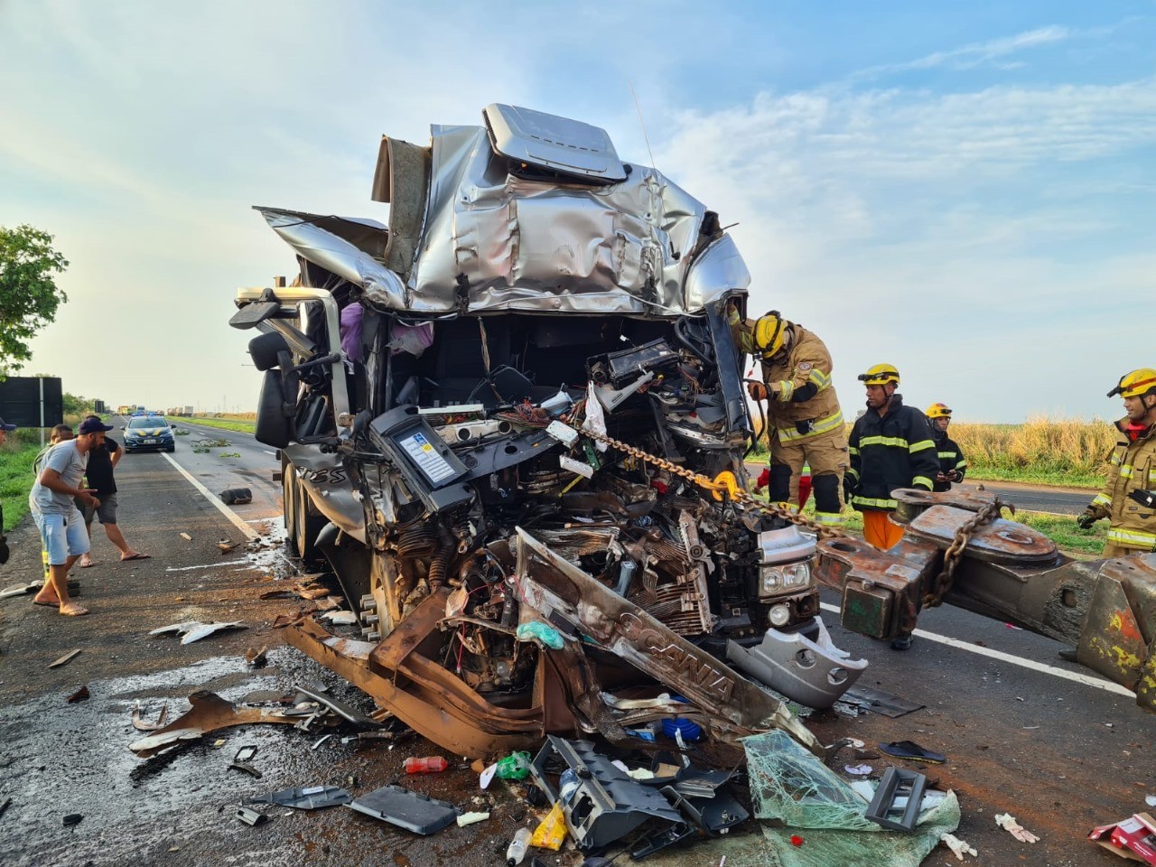 Cabine de caminhão é destruída em batida e motorista sobrevive na BR-050