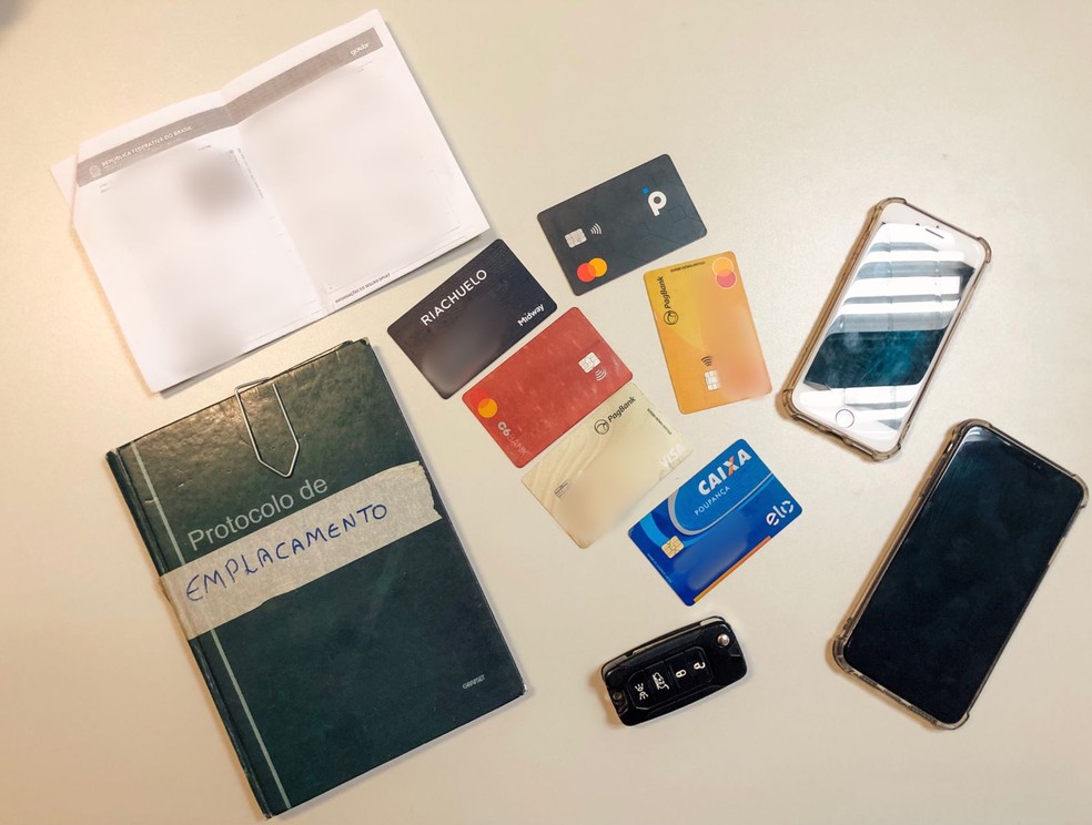 Aparelhos celulares, cartões de crédito, dois automóveis e diversos documentos foram apreendidos com o suspeito. — Foto: PF/Reprodução