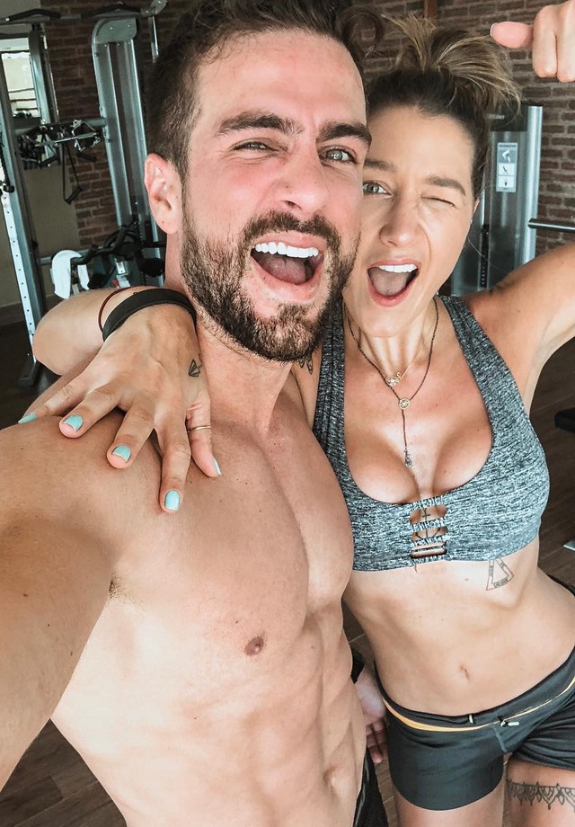 Gabriela Pugliesi e Erasmo Viana fazem selfie com barrigas saradas pós-treino (Foto: Reprodução/Instagram)
