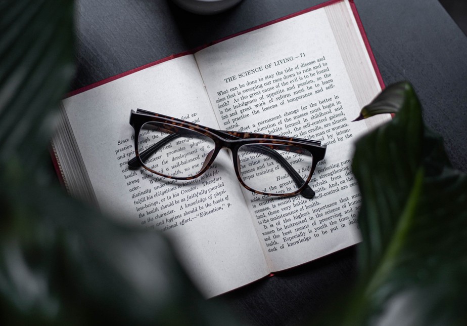 Livro e óculos
