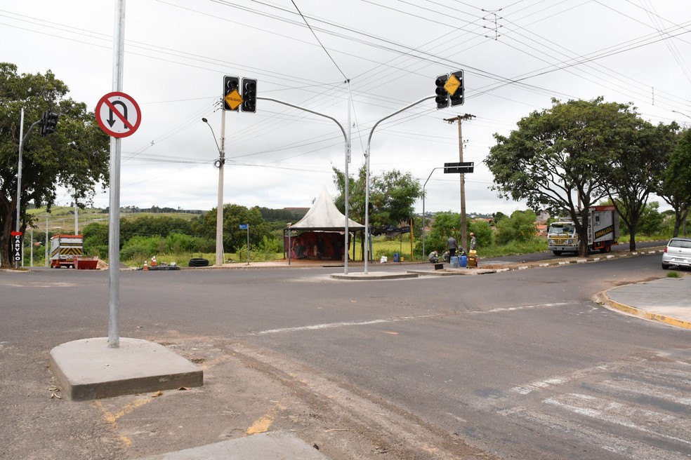 Cruzamento da Avenida JK recebe instalação de semáforos na zona leste de Presidente Prudente — Foto: Marcos Sanches/Secom