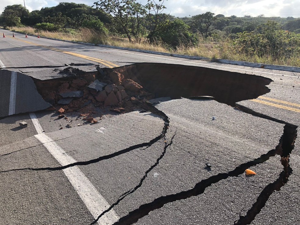 Cratera na BR-101 Norte na Grande Natal — Foto: Vinícius Marinho/Inter TV Cabugi