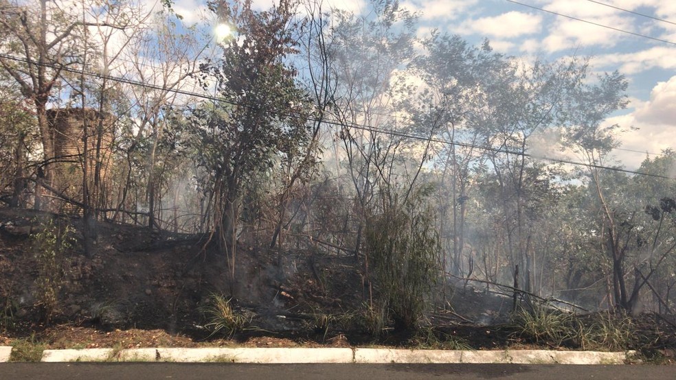 Incêndio em vegetação na Ladeira do Uruguai — Foto: Lorena Linhares/G1 PI