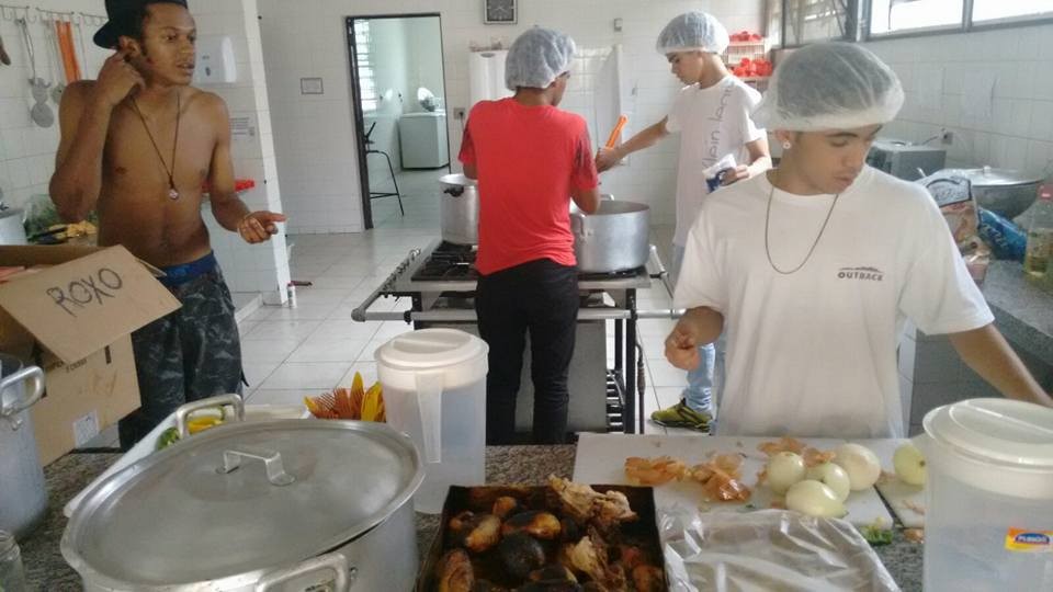 Estudantes da Fernão Dias também prepararam um churrasco de Natal  (Foto: Reprodução/ Facebook)