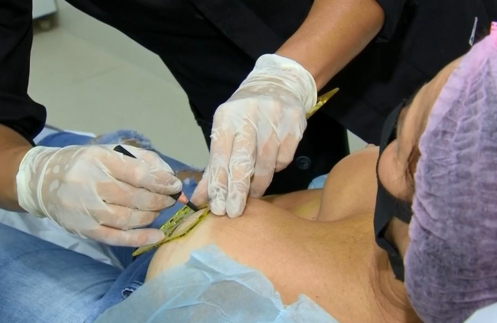 Esteticista de Bauru faz procedimento de micropigmentação gratuito para pacientes que tiveram câncer — Foto: TV TEM/Reprodução