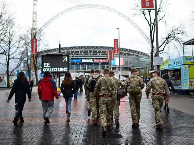 Soldados do exército são vistos perto do estádio de Wembley, em Londres, antes do amistoso entre Inglaterra e França (Foto: Dylan Martinez/Livepic/Reuters)