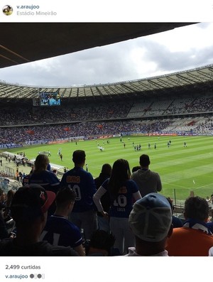 Vinícius Araújo assiste à partida do Cruzeiro antes de ter volta confirmada