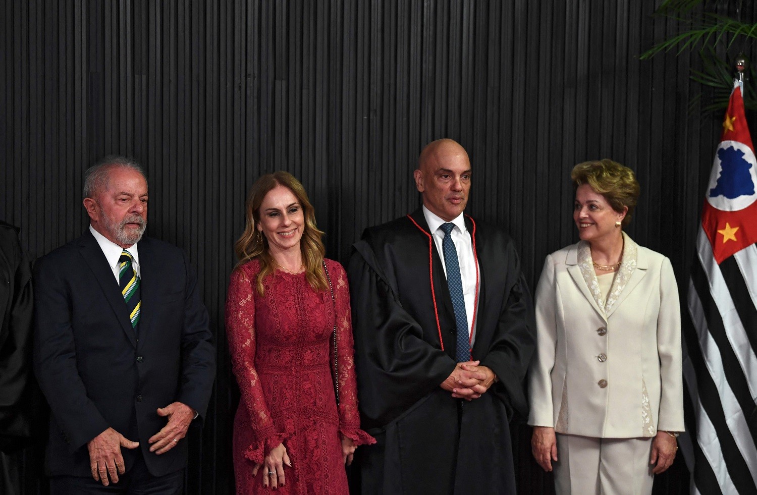 A partir da esquerda, o ex-presidente Luiz Inácio Lula da Silva; Viviane de Moraes; o presidente do TSE, Alexandre de Moraes; e a ex-presidente Dilma — Foto: AFP