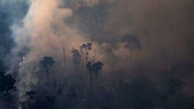 Dados atmosféricos mostraram que a fumaça das queimadas foi transportada pelo vento e depositada nas geleiras das montanhas (Foto: Getty Images)