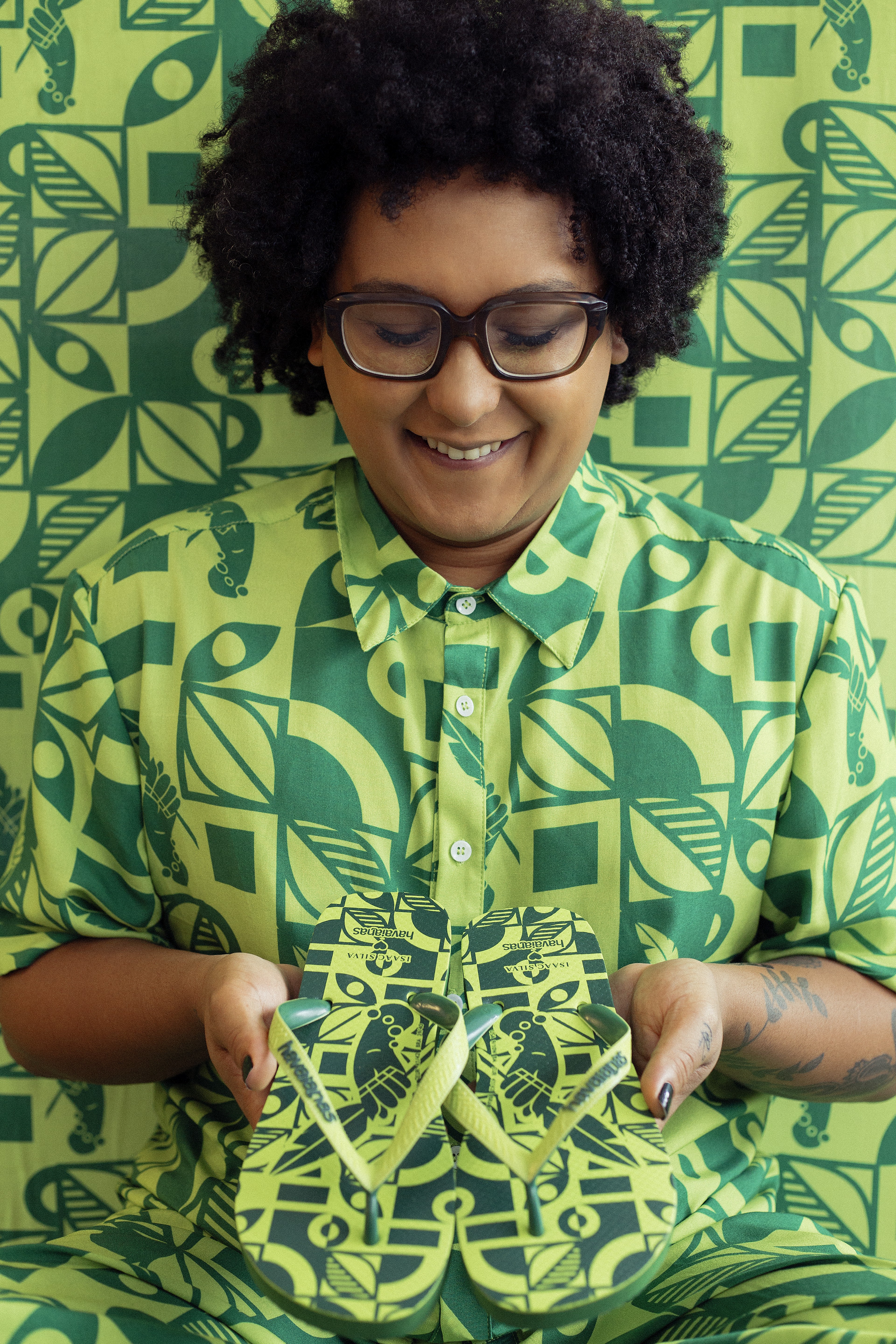 O estilista baiano Isaac Silva criou três modelos exclusivos com inspiração afroindígena em collab com a Havaianas (Foto: Divulgação/Havainas)