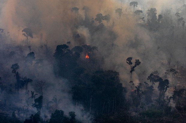 Nesta imagem aérea, um incêndio queima a floresta amazônica em agosto de 2019 na região de Candeias do Jamari perto de Porto Velho (Foto: Victor Moriyama / Getty Images)