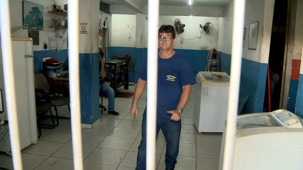Florêncio trabalha por trás de grades com medo da violência em Cariacica, no Espírito Santo — Foto: Reprodução/ TV Gazeta