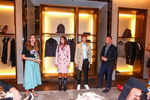 Barbara Migliorini, diretora de moda da Vogue, e Ricardo Franca Cruz, diretor de redação da GQ, mostram na Burberry como deixar o visual casual elegante