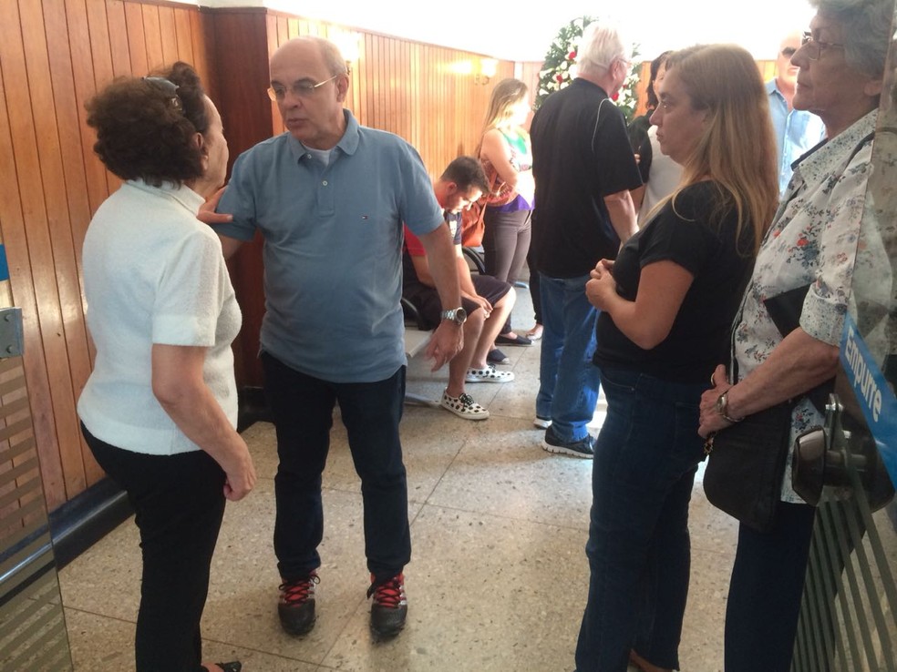 Presidente Eduardo Bandeira de Melo d&aacute; apoio a familiares do ex-goleiro (Foto: Fabio Juppa)