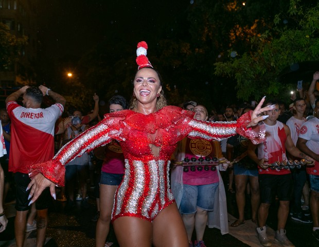 Viviane Araújo Se Veste De Palhacinha Em Ensaio De Rua No Rio Quem Rio De Janeiro 7143