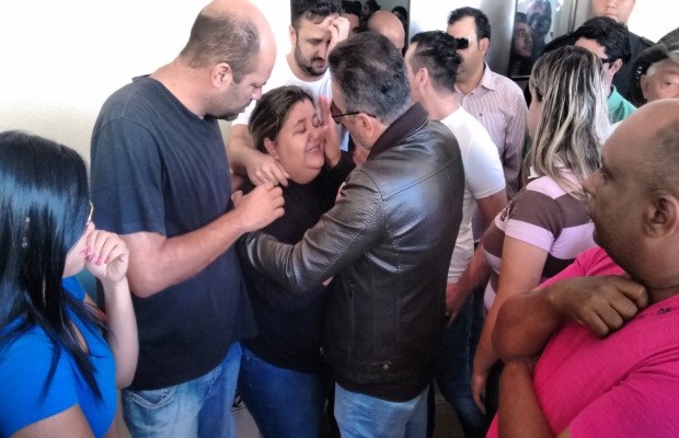 Irmã de Cristiano Araújo chora a morte do cantor Goiás Goiânia (Foto: Sílvio Túlio/G1)