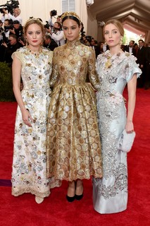 Brie Larson, Courtney Eaton e Annabelle Wallis, todas de Dolce & Gabbana
