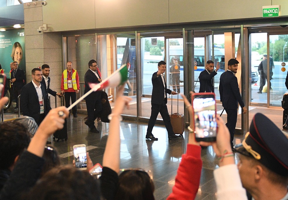 SeleÃ§Ã£o do IrÃ£ deixa aeroporto na RÃºssia (Foto: VLADIMIR ASTAPKOVICH / SPUTNIK)