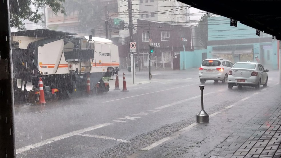 Chuva atinge regiões de SP neste domingo — Foto: Rodrigo Rodrigues/G1