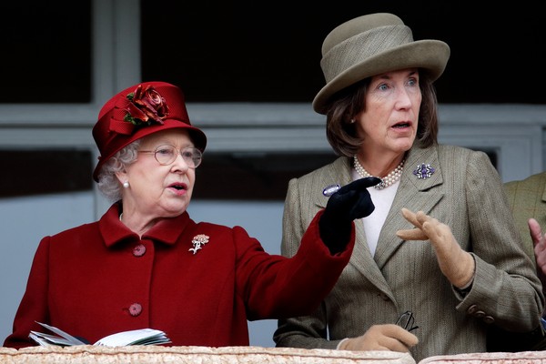A Rainha Elizabeth 2ª na companhia da amiga Lady Celia Vestey, madrinha do Príncipe Harry, em um evento de hipismo (Foto: Getty Images)