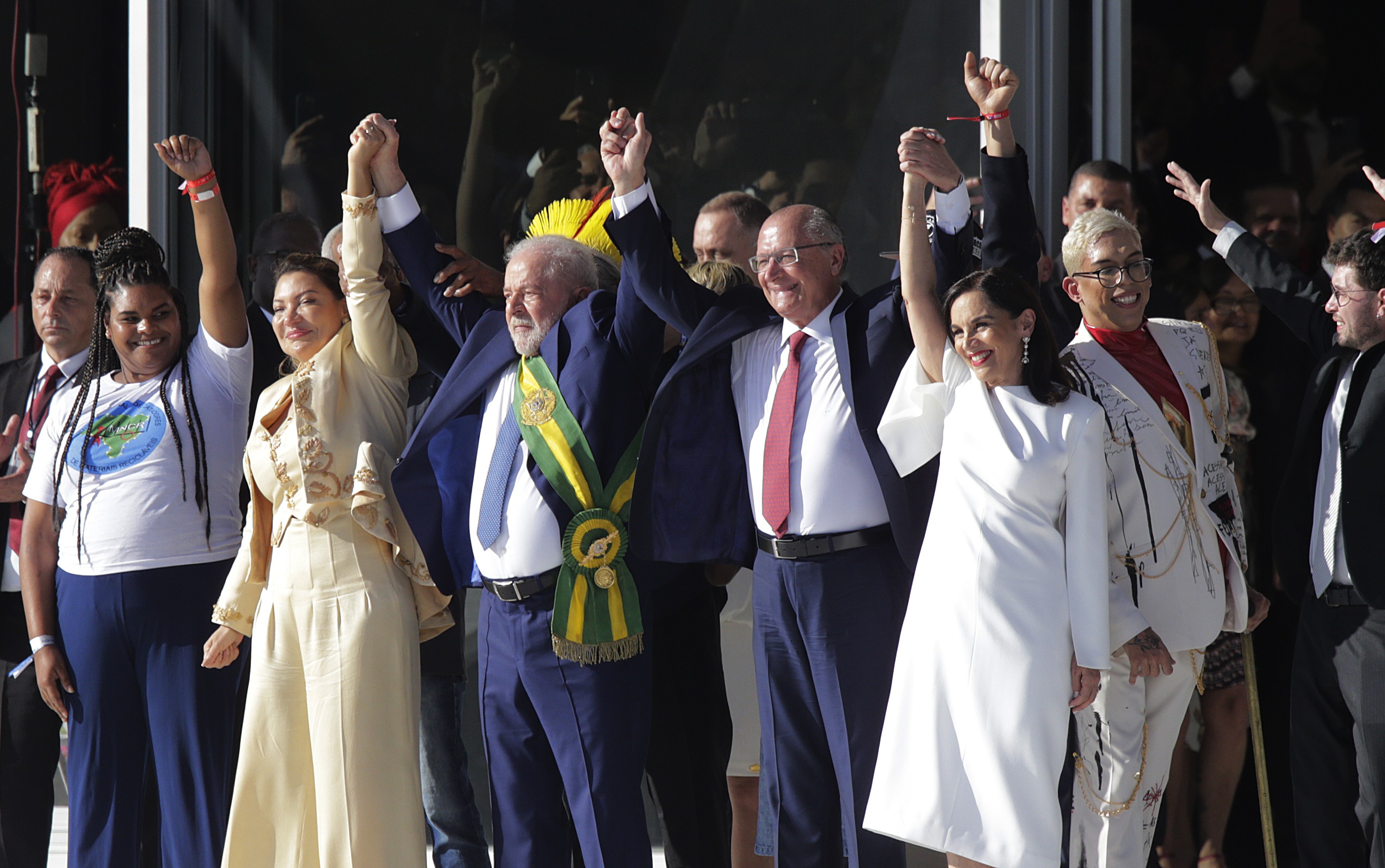 Choro e despedida: um dia ap&oacute;s posse de Lula, apoiadores de Bolsonaro  desmontam barracas e embarcam de volta para casa | Pol&iacute;tica | O Globo