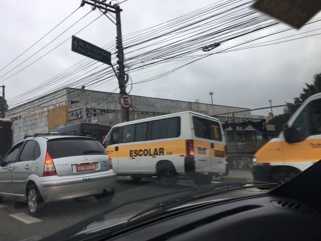 Vans escolares fazem carreata nesta sexta-feira (25), em São Paulo 