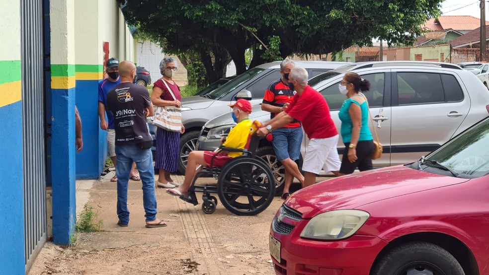 Em alguns pontos de vacinação de Porto Velho, houve filas e atraso na aplicação da vacina — Foto: Armando Júnior