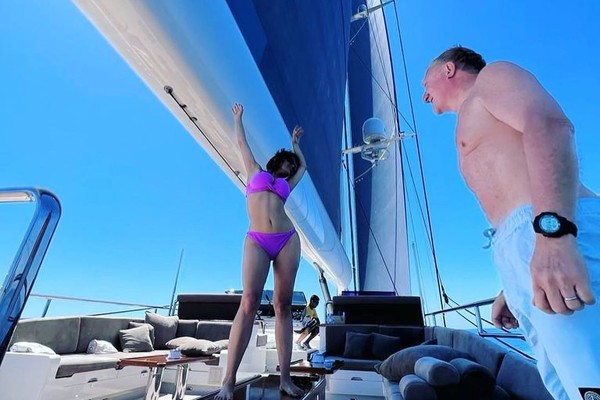 Salma Hayek curte em barco com o maridão (Foto: Reprodução/Instagram)