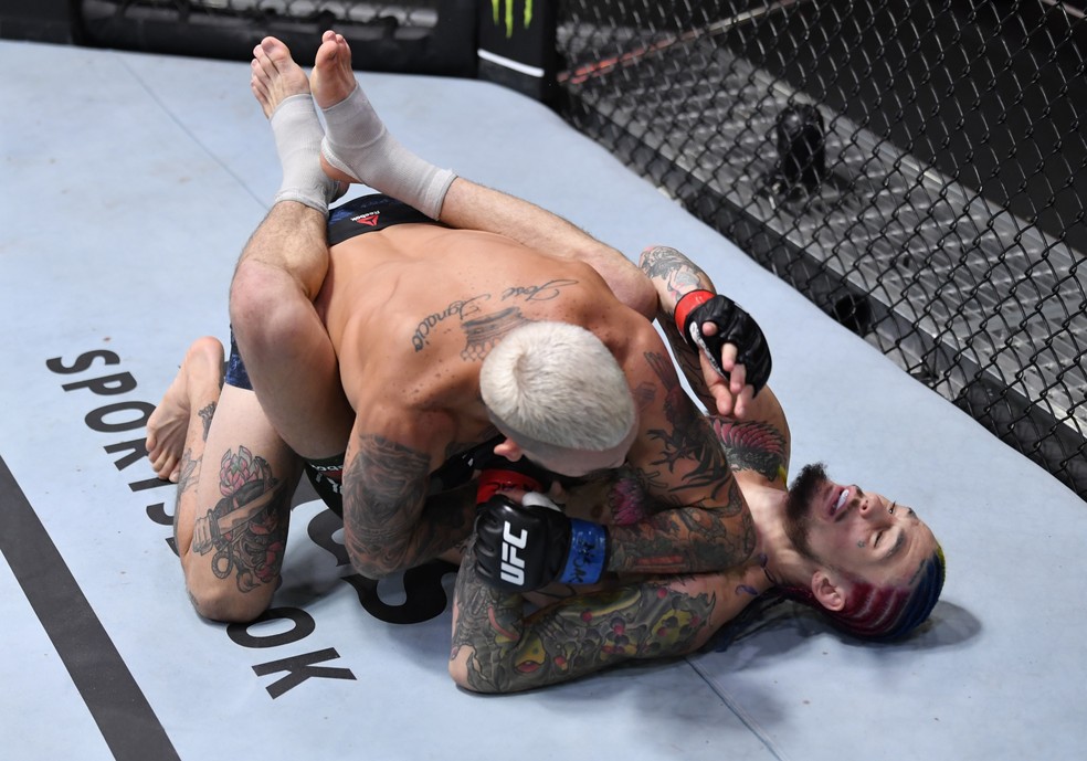 Marlon Vera acerta uma dura cotovelada no rosto de Sean O'Malley — Foto: Getty Images