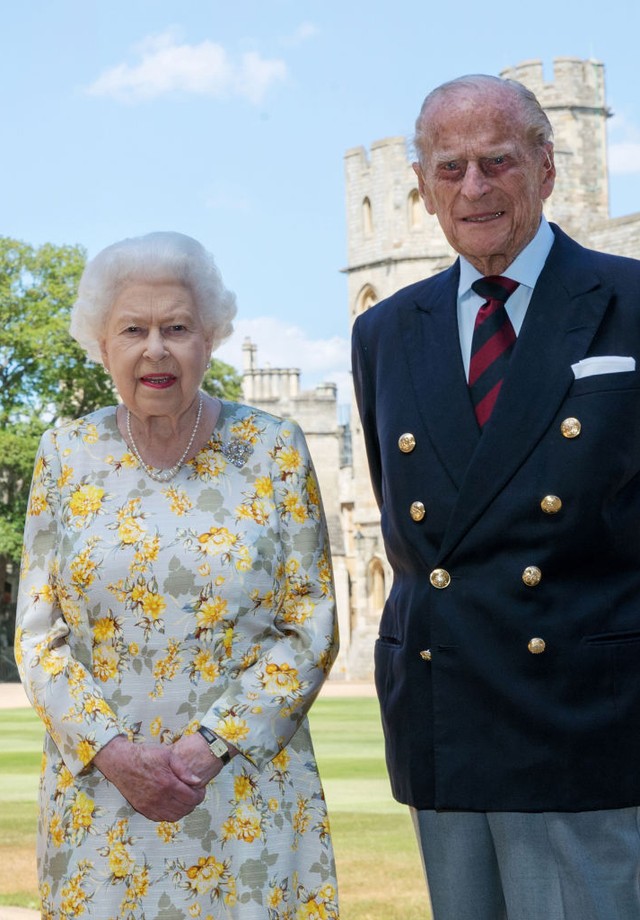 Queen Elizabeth II and the Duke of Edinburgh pictured 1/6/2020 in the quadrangle of Windsor Castle ahead of his 99th birthday on Wednesday. (Photo by Steve Parsons/PA Images via Getty Images) (Foto: PA Images via Getty Images)
