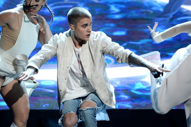 Os rasgos nos jeans de Justin Bieber: cuidado para não exagerar na dose (Foto: Getty Images)
