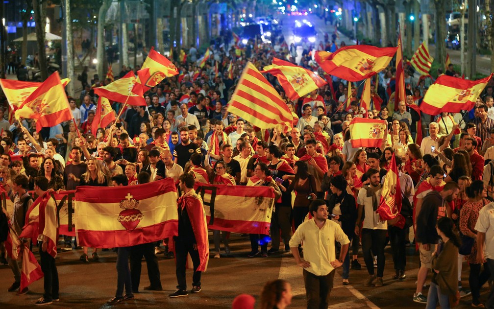 Manifestantes contrários à independência catalã protestam em Barcelona (Foto: Albert Gea/Reuters)