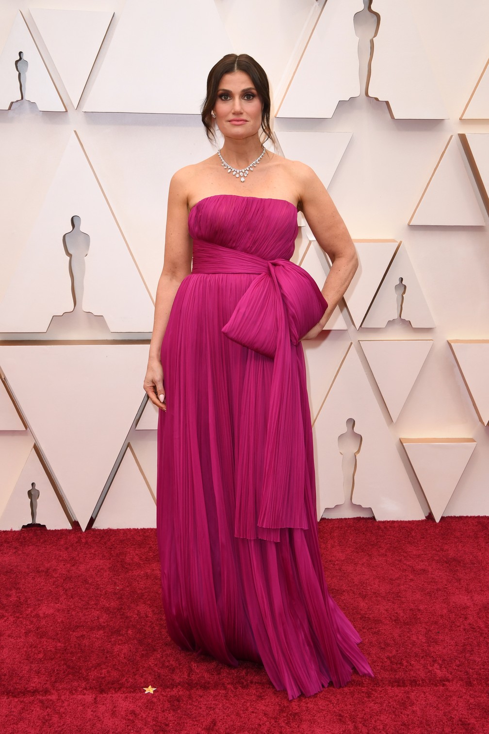 A atriz e cantora Idina Menzel no Oscar 2020 — Foto: Robyn Beck/AFP