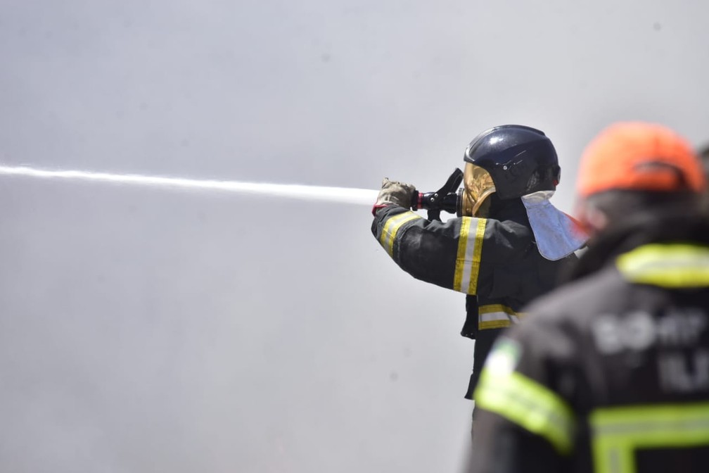 Incêndio em depósito de recicláveis em São Gonçalo do Amarante, na Grande Natal — Foto: Pedro Vitorino