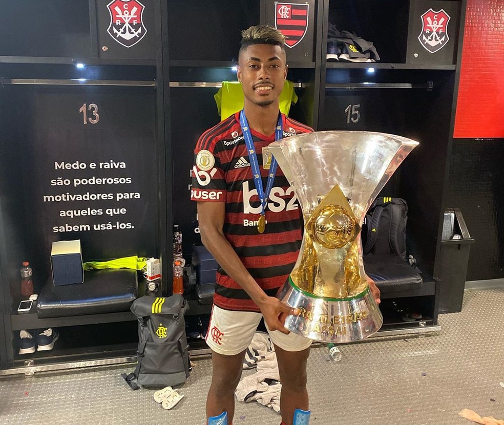 Bruno Henrique com o troféu de campeão brasileiro — Foto: Arquivo Pessoal