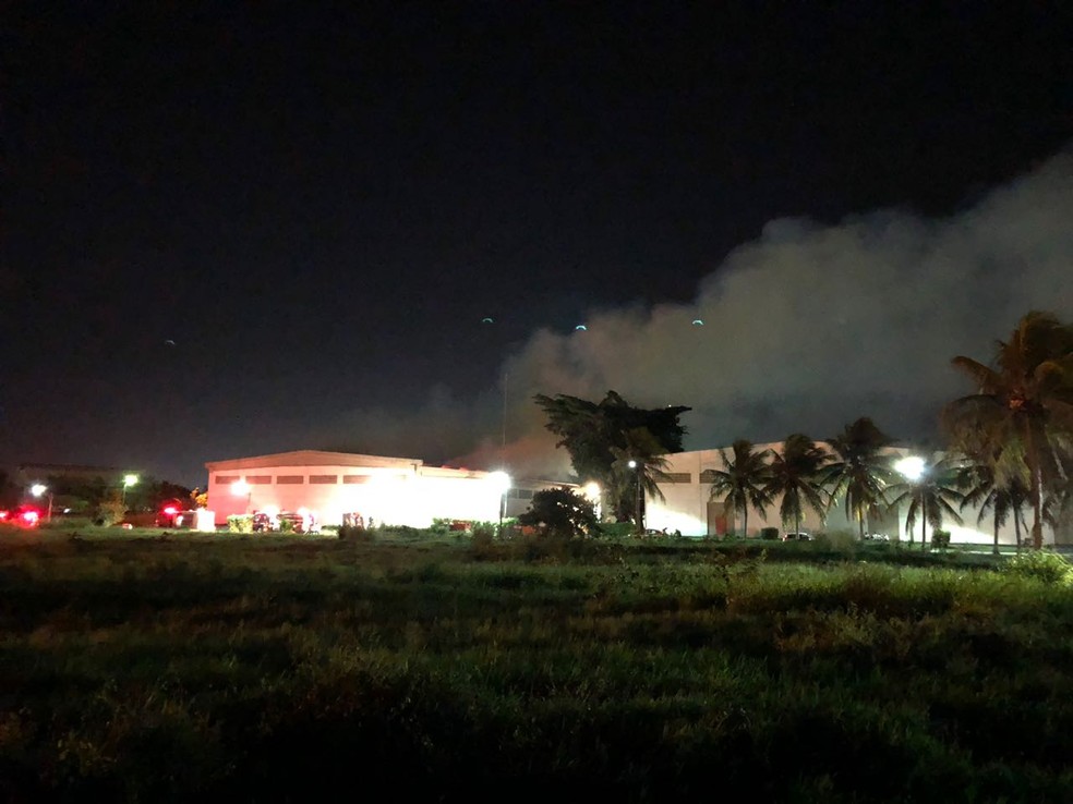 Um incêndio de grandes proporções foi registrado na noite deste sábado (14) em uma fábrica de Santa Rita, na Grande João Pessoa. (Foto: Walter Paparazzo)