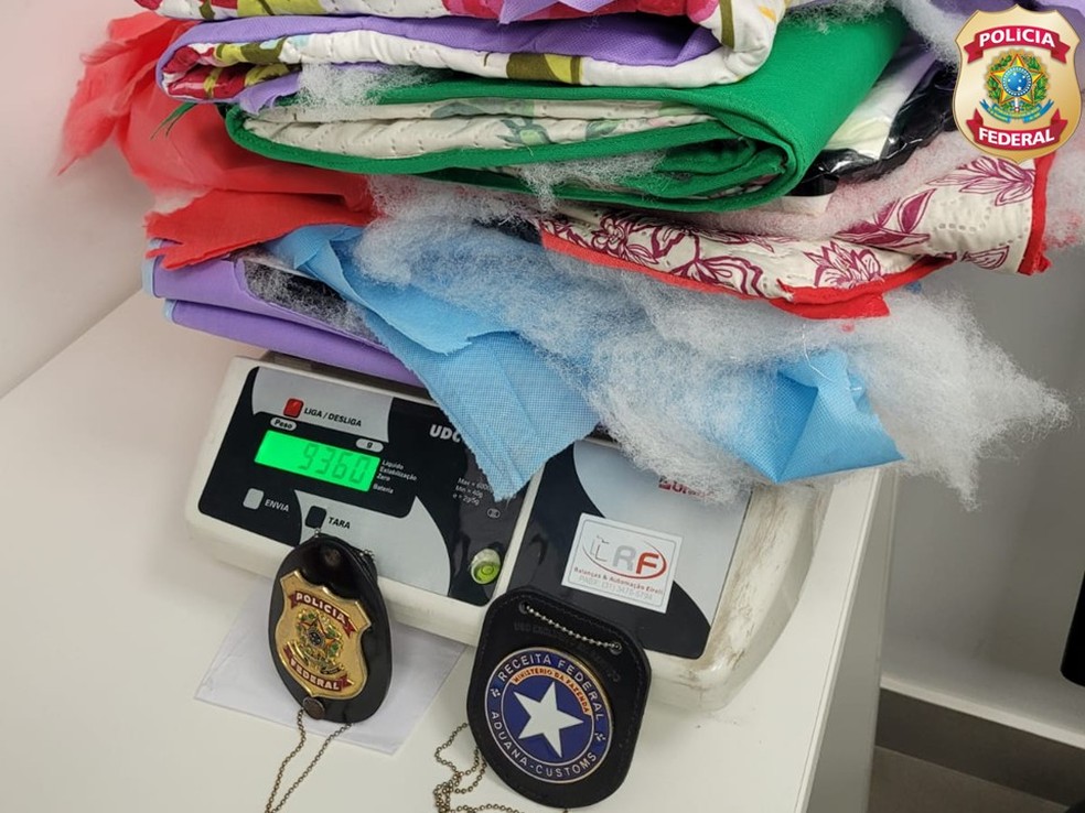 Nigeriano levava droga escondida em cobertores — Foto: Polícia Federal/Divulgação