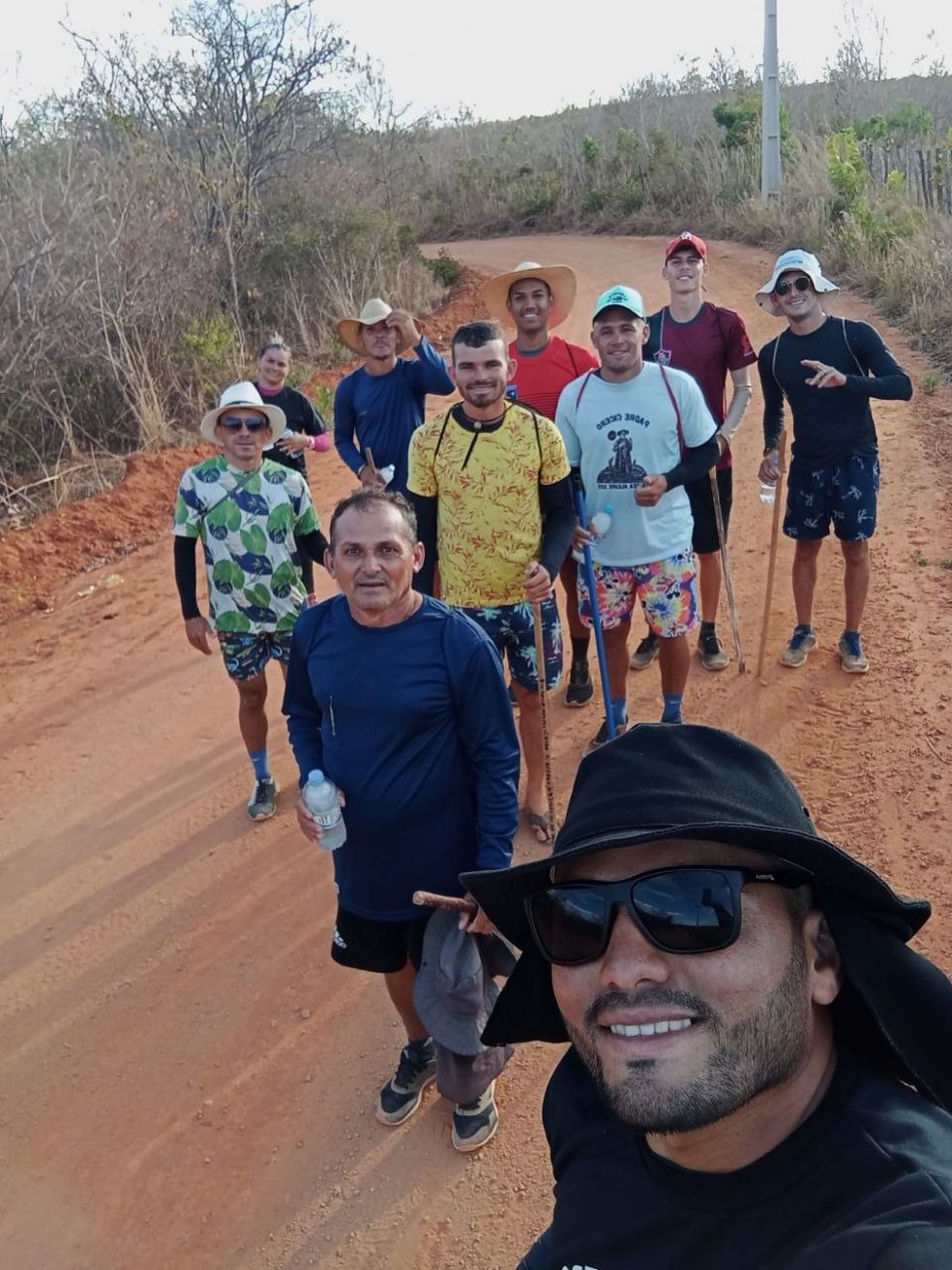 Grupo faz caminhada de 80 km até Juazeiro do Norte, no Ceará, para pagar promessa para Padre Cícero. — Foto: Arquivo pessoal
